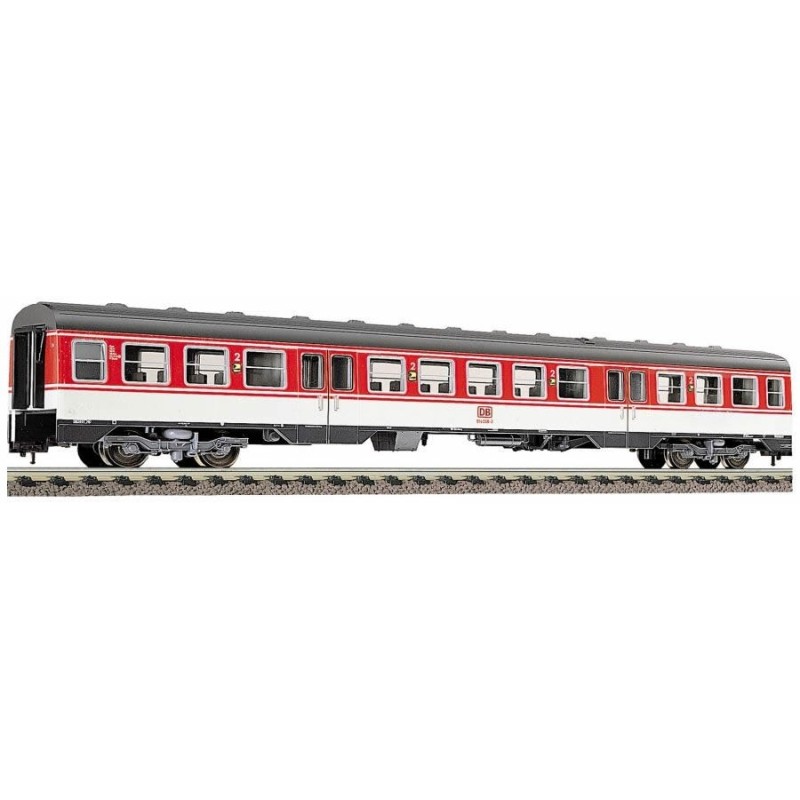 Model redukcyjny wagonu centralnego DB AG, skala 1:87, czerwono-biały z logo DB.