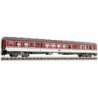 Model redukcyjny wagonu centralnego DB AG, skala 1:87, czerwono-biały z logo DB.