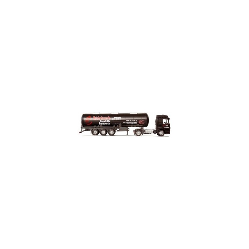 Model redukcyjny MB Actros MP2 L, skala 1:87, AWM. Czarny cysterna, czerwone logo paliwowe.