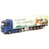 Model redukcyjny MAN TG-A XXL, skala 1:87, AWM. Biała naczepa z zielonym napisem i ilustracją rodziny.