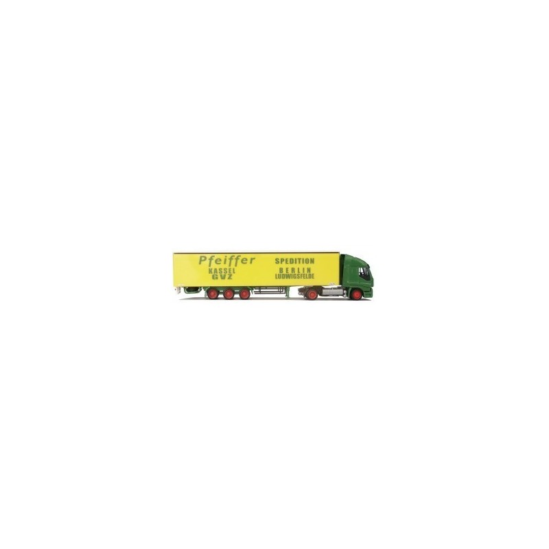 Model Iveco Stralis, skala 1:87, AWM. Żółta naczepa z napisem Pfeiffer, zielona kabina.