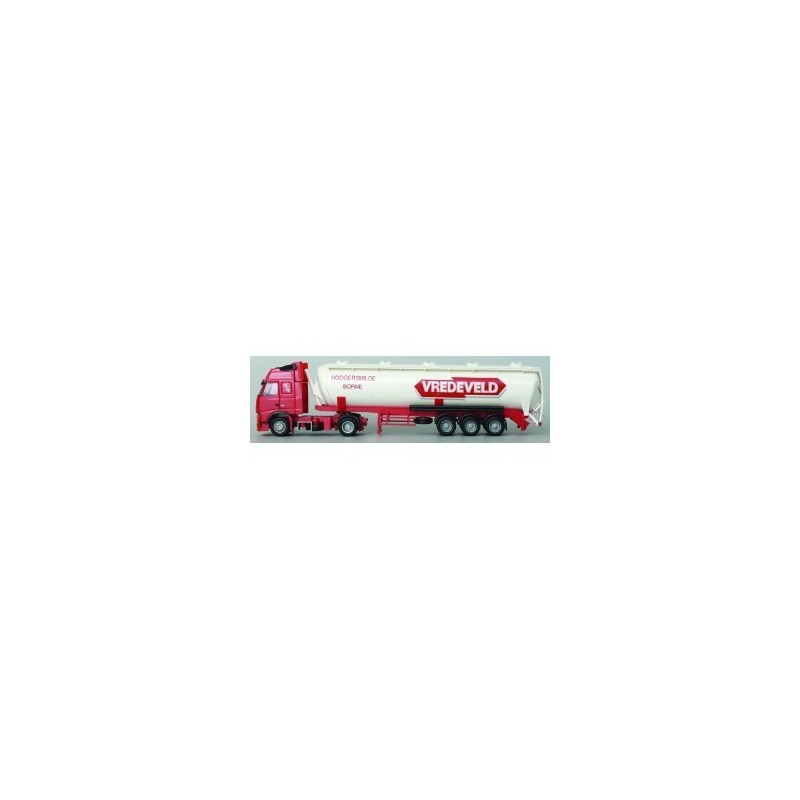 Model Volvo NEU Glob. XL Aerop. Kippsilo-SZ, skala 1:87, AWM. Czerwony ciągnik z białą cysterną, logo Vredeveld.