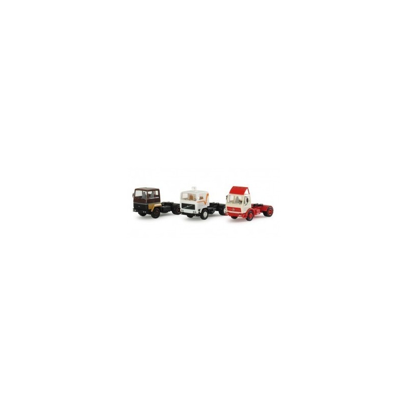 Trzy traktory w skali 1:87, marki Ford, Mercedes-Benz i Volvo, wykonane przez Herpa.