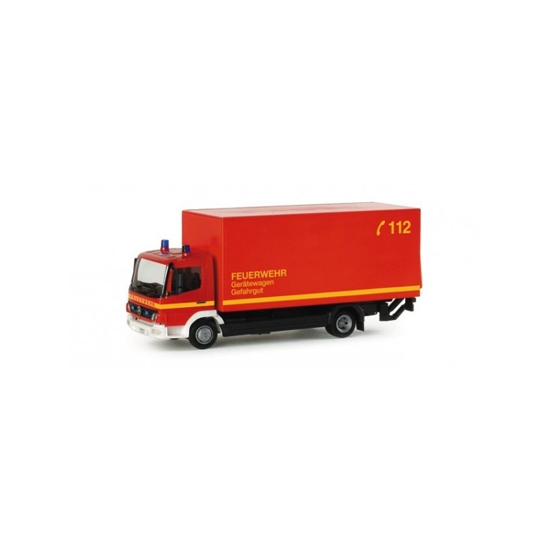 Model redukcyjny Mercedes Benz Atego, skala nieokreślona, Herpa. Czerwona naczepa straży pożarnej z napisem "FEUERWEHR".