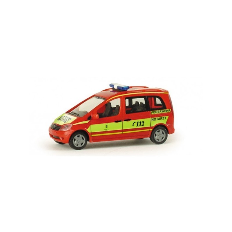 Model redukcyjny Mercedes Benz Vaneo MZF straży pożarnej Monachium, skala 1:87, Herpa. Czerwony z zielonymi akcentami.