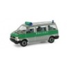 Model VW T4 policji Dolnej Saksonii, skala 1:87, Herpa. Srebrny z zielonymi wstawkami i napisem Polizei.