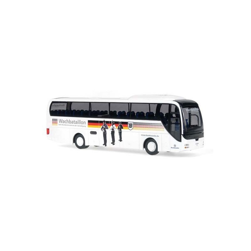 Model MAN Lion's Coach Wachbatalion BMVg, skala 1:87. Biały autobus z malowaniem Wachbatalionu, niemiecka flaga i żołnierze.
