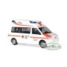 Model ambulansu VW T5, skala 1:87, RIETZE. Biały z pomarańczowymi i niebieskimi pasami, czerwonym krzyżem oraz napisem "Deutsche