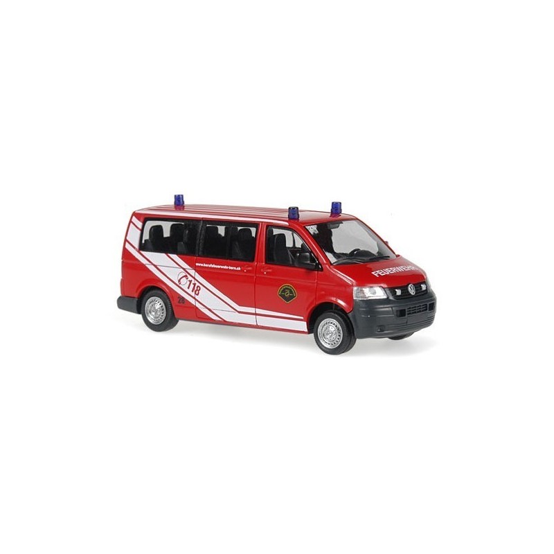 Model redukcyjny Volkswagen T5, skala 1:87, czerwony samochód strażacki z logotypem Berufsfeuerwehr Bern.