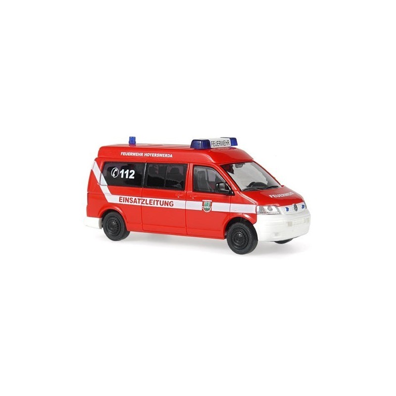 Model redukcyjny Volkswagen T5, skala 1:87, czerwony samochód strażacki z napisem "EINSATZLEITUNG" i numerem 112.