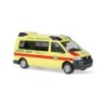 Model ambulansu VW T5, skala 1:87, Hornis M. Żółty z czerwonym paskiem i logotypem "Grünes Kreuz".