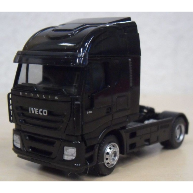 Czarny model Iveco Stralis, skala 1:87, bez naczepy.