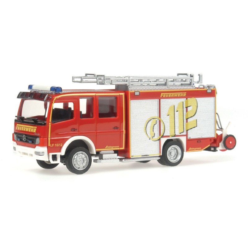 Model Schlingmann LF 16/12 MB, skala 1:87, Rietze. Czerwony wóz strażacki z żółtymi napisami.