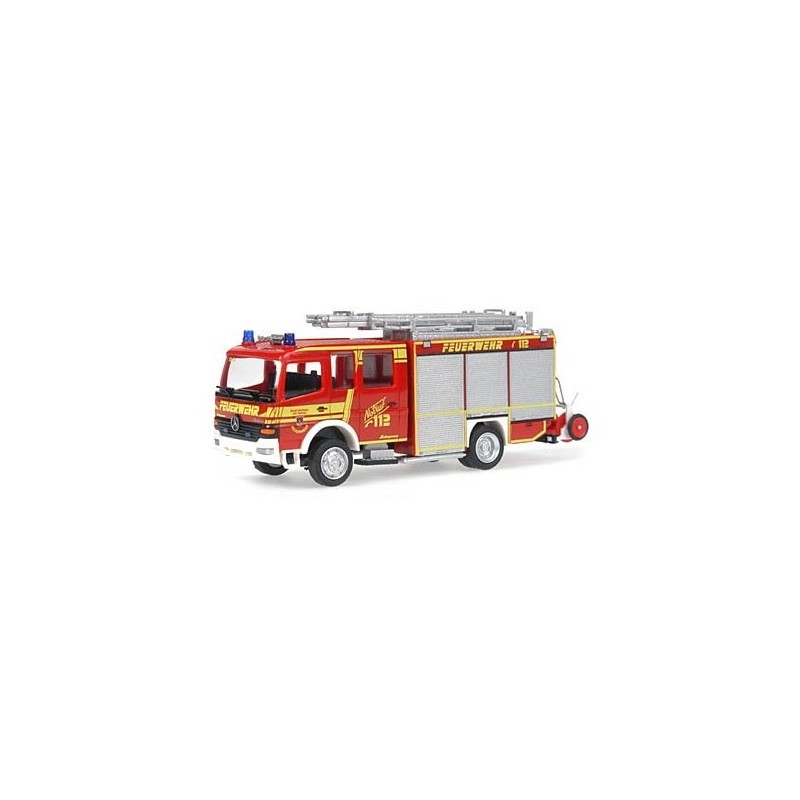 Model redukcyjny Mercedes Benz Atego, skala 1:87, Rietze. Czerwony wóz strażacki Feuerwehr Hofheim.