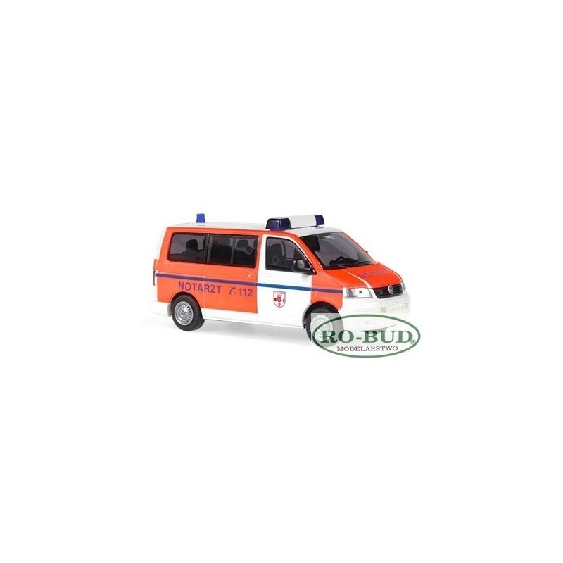 Model redukcyjny Volkswagen T5, skala 1:87, RO-BUD. Pomarańczowo-biały ambulans z napisem "NOTARZT".