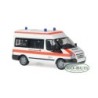 Model redukcyjny Ford Transit, skala 1:87, RO-BUD. Biała karetka z pomarańczowymi pasami, logo Bawarian Red Cross.