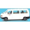 Model VW T4 Rhätische Bahn, skala 1:87. Biały van z czerwonym logo.