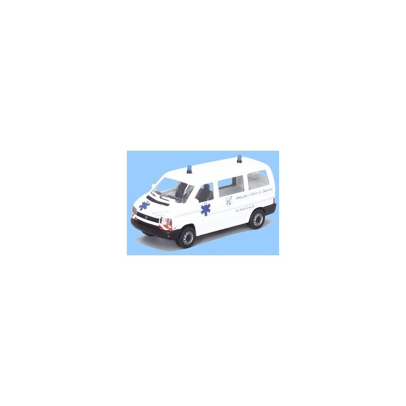 Model redukcyjny VW T4 Ambulans, skala 1:87, Chamonix. Biały nadwozie, niebieskie światła, znaczki medyczne.