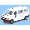 Model redukcyjny VW T4 Ambulans, skala 1:87, Chamonix. Biały nadwozie, niebieskie światła, znaczki medyczne.
