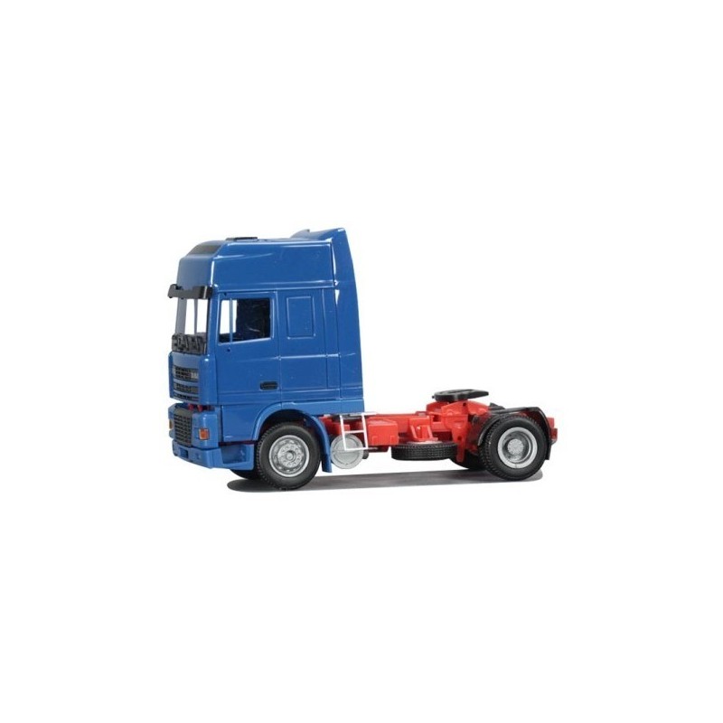Model DAF XF 95 SSC, skala 1:87, bez naczepy. Kabina niebieska, podwozie czerwone.