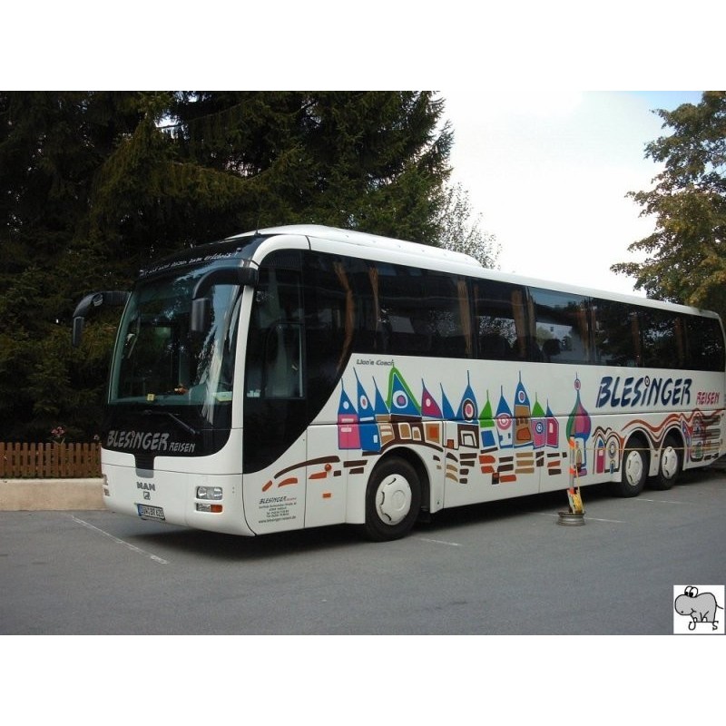 MAN Lions Top Star, 1:87, Blesinger Reisen. Biały autobus z kolorowym malowaniem i logo firmy.