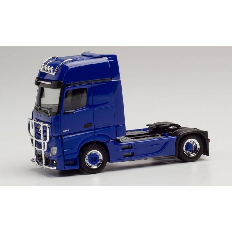 Model redukcyjny ciągnika Mercedes-Benz Actros, skala 1:87, Herpa. Niebieski ultramarynowy z osłoną na zderzak.