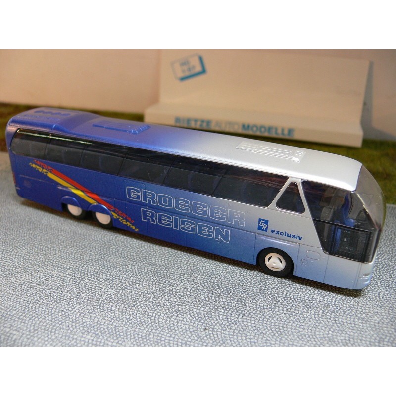 NEOPLAN Starliner, skala 1:87, Groeger Reisen. Niebiesko-biały autokar z czerwono-żółtą linią.