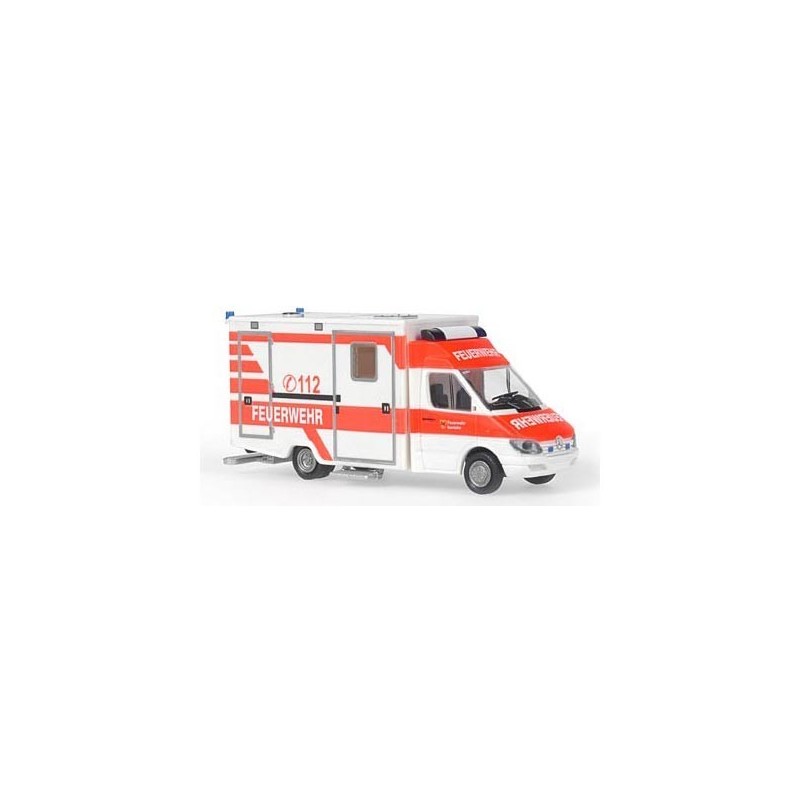 Model Mercedes Benz Sprinter RTW Feuerwehr Iserlohn, skala 1:87, Rietze. Biało-czerwony, detale pojazdu ratunkowego.