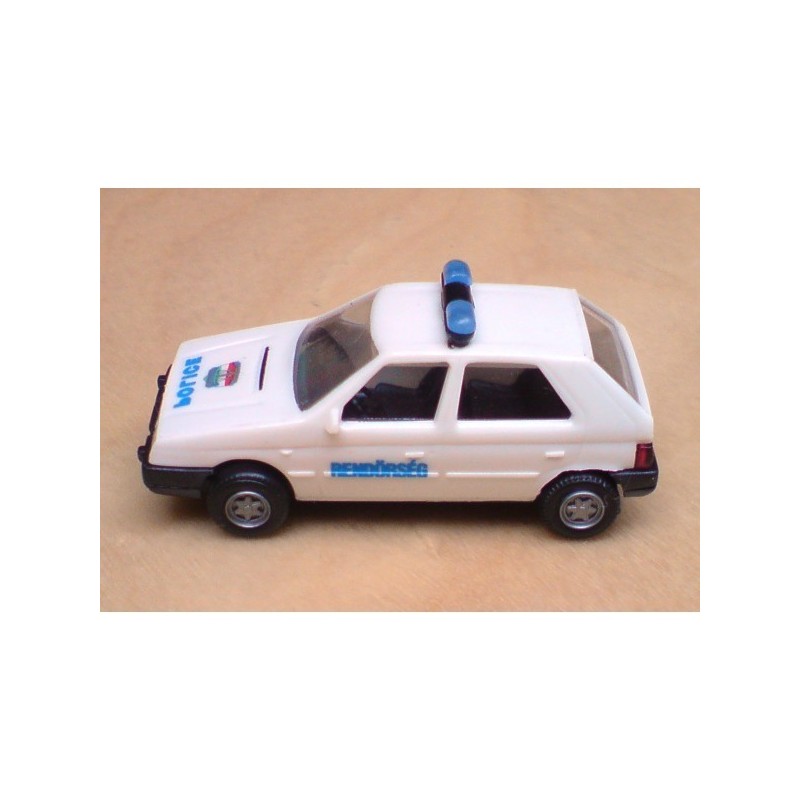 Model redukcyjny Skoda Favorit, skala 1:87, IGRA. Biały policyjny samochód z napisem Rendörség.