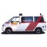 Model VW T4 Notarzt Hannover, skala 1:87. Biała karetka z czerwonymi paskami i napisem "Notarzt".