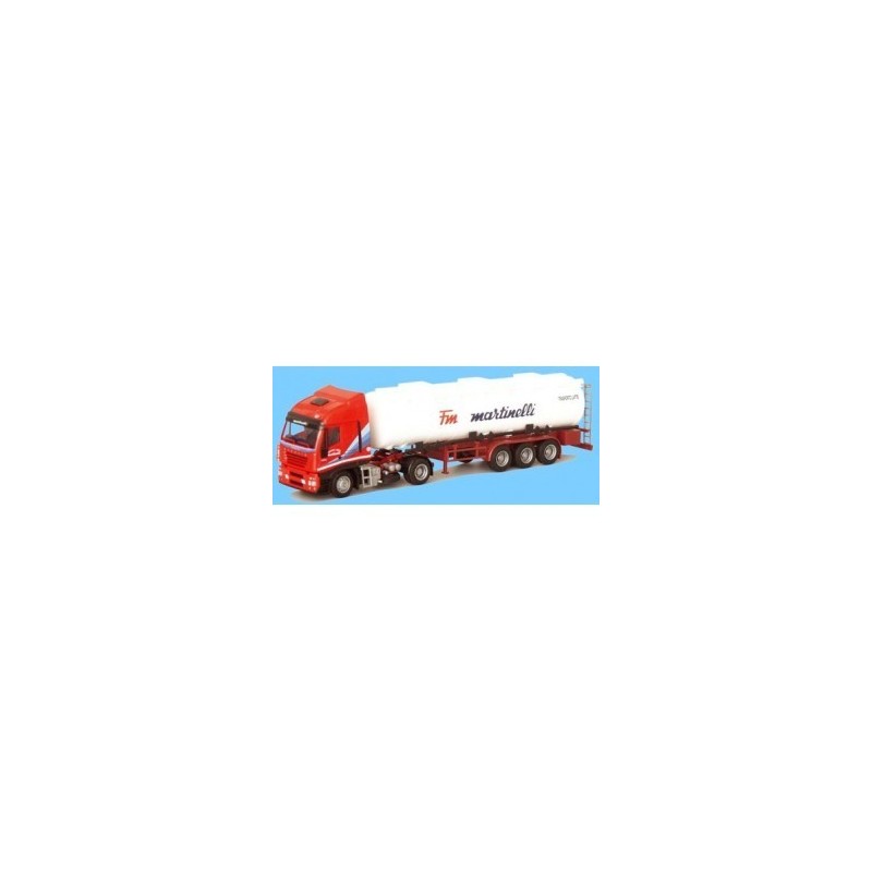 Model Iveco Stralis/Aerop. w skali 1:87, AWM. Czerwony ciągnik z białą cysterną, logo Martinelli.