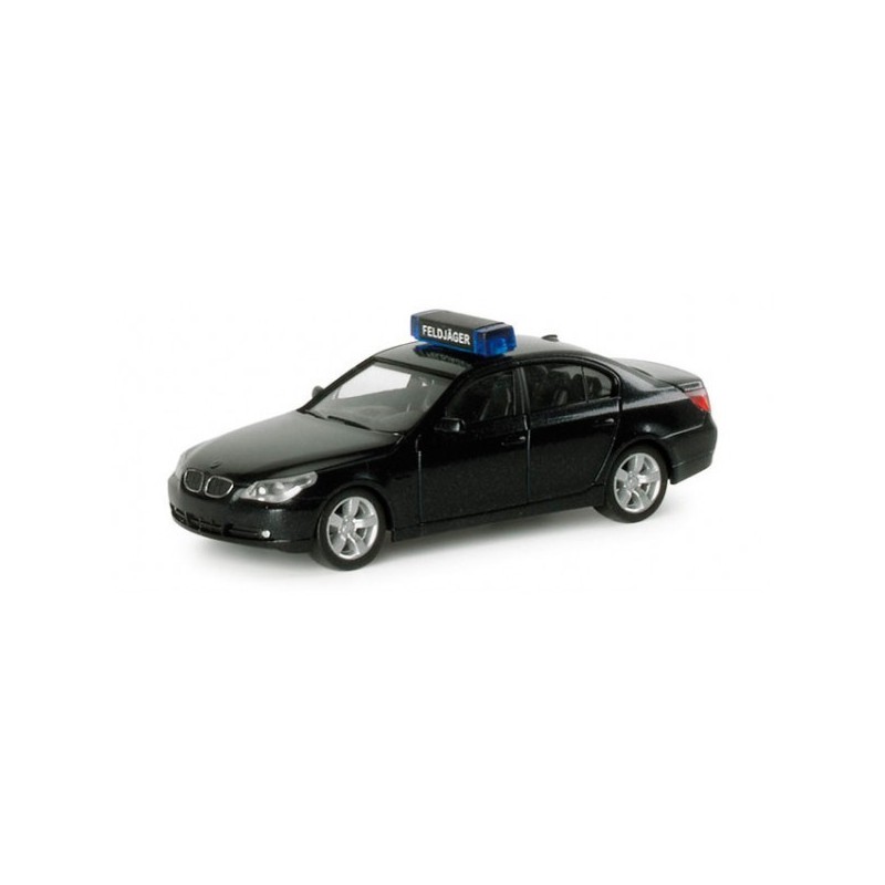 Model redukcyjny BMW 5 Touring, skala 1:87, Herpa. Czarny samochód policyjny z niebieskim światłem, oznaczenie "Feldjäger".
