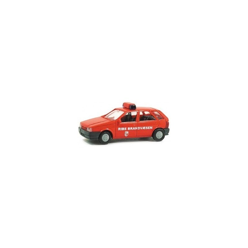 Model FIAT Tipo Ribe Brandvaesen, skala 1:87, Rietze, czerwony samochód z napisem.