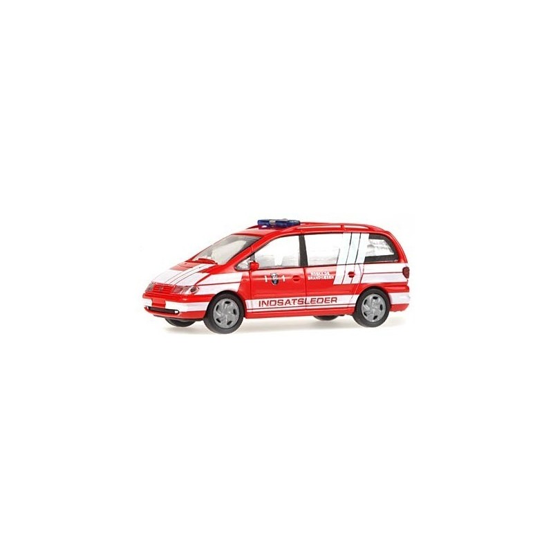 Model redukcyjny VW Sharan, skala 1:87, Roskilde Brandvaesen. Czerwono-biały samochód z napisem "Indsatsleder".