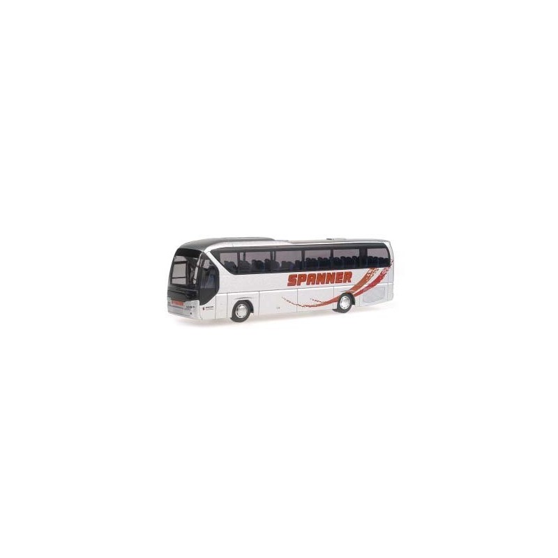 Model Neoplan Tourliner MVG Spanner, skala 1:87. Biały autobus z czerwonym logo Spanner.