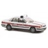 Model Audi 100 Policja, skala 1:87, RIETZE. Biały z czerwonymi pasami policyjny samochód.