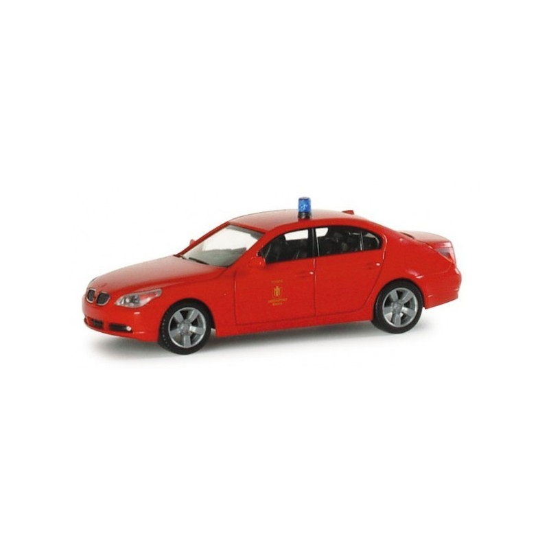 Model redukcyjny BMW 5, skala 1:87, Herpa. Czerwony samochód strażacki, logo, lampa błyskowa.