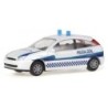 Model redukcyjny Ford Focus Policia Local (E), skala 1:87. Biały z niebieskimi detalami i napisem Policia Local.