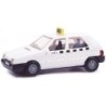 Model redukcyjny Skoda Favorit Taxi, skala 1:87, biały z czarnymi detalami i żółtym sygnałem taksówki.