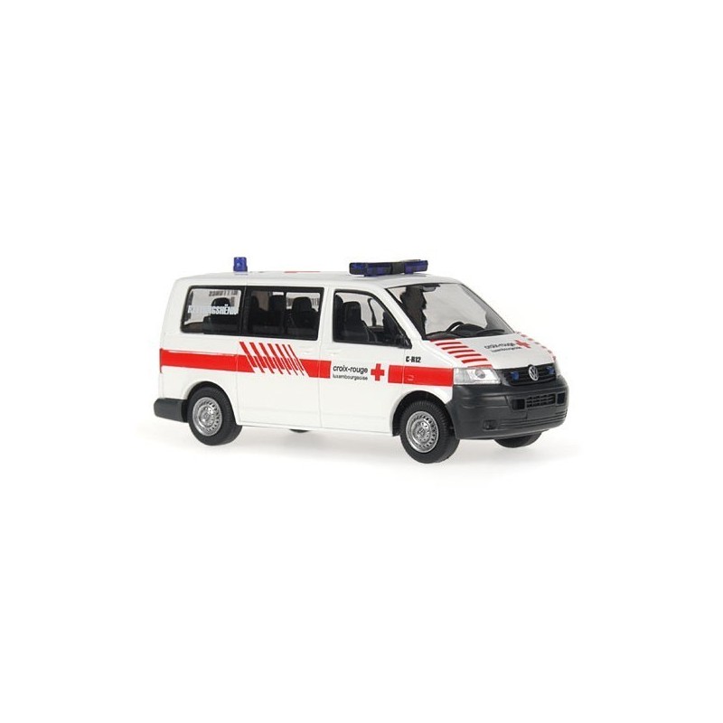 Model redukcyjny Volkswagen T5, skala 1:87, czerwono-biały, oznaczenia Czerwonego Krzyża.