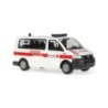 Model redukcyjny Volkswagen T5, skala 1:87, czerwono-biały, oznaczenia Czerwonego Krzyża.