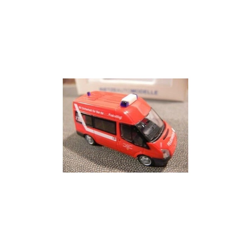 Model redukcyjny Ford Transit Bus, skala 1:87, Feuwehr Nieder-Ramstadt. Czerwony samochód służbowy z białymi pasami.