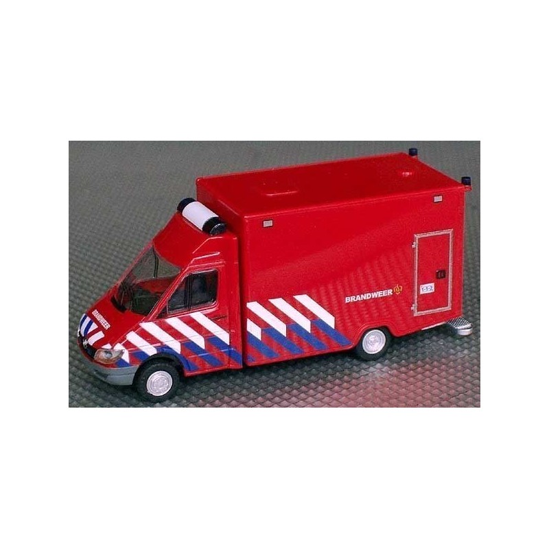 Model RTW Brandweer, skala 1:87, Rietze. Czerwony samochód z białymi i niebieskimi pasami.