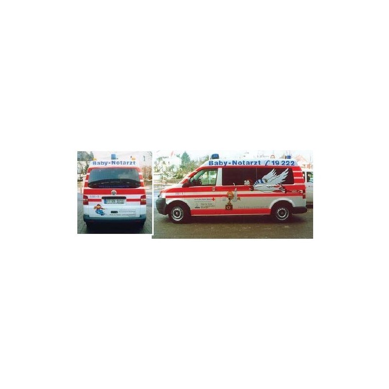 Model redukcyjny Volkswagen T5 Baby-NAW 'DRK Babynotarzt, Reutlingen', skala 1:87. Czerwono-biały samochód z napisem Baby-Notarz