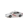 Model redukcyjny FORD Mondeo Taxi Madrid, skala 1:87. Biały samochód z czerwonym paskiem i tablicą TAXI.