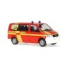 Model redukcyjny Volkswagen T5 Transporter "FW Amberg", skala 1:87, czerwony z żółtymi pasami, napis "Feuerwehr Amberg".