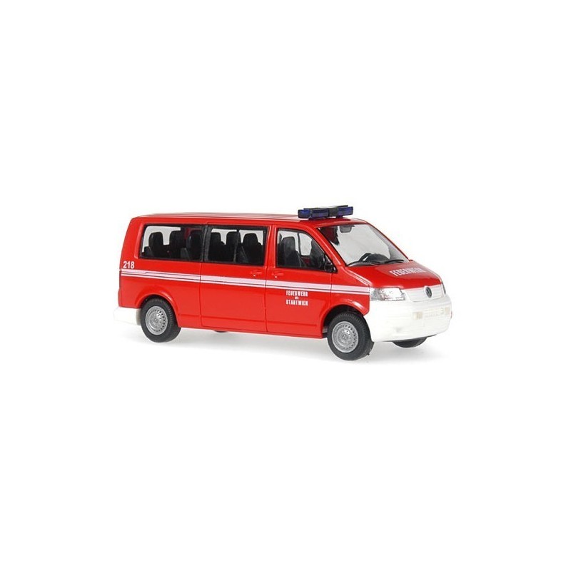 Model redukcyjny Volkswagen T5 Transporter, skala 1:87, Feuerwehr Stadt Wien. Czerwony samochód strażacki z białymi paskami.