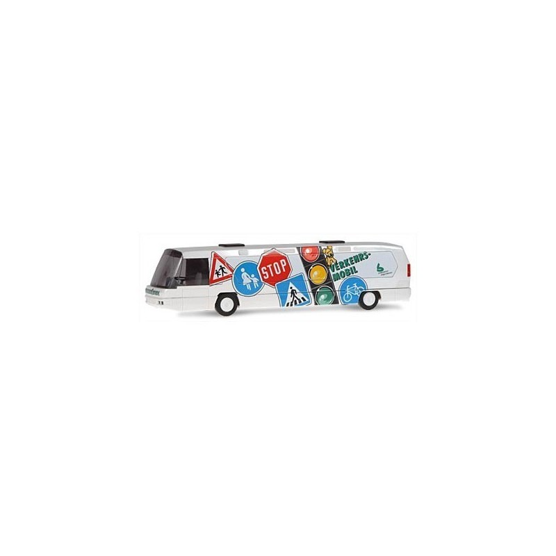 Model NEOPLAN Metroliner, skala 1:87, Verkehrsmobil Polizei Borken, biały z kolorowymi znakami drogowymi.