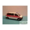 Model redukcyjny karetki Volkswagen T5, skala 1:87, RO-BUD. Biały z czerwonymi pasami, niebieskie światła.