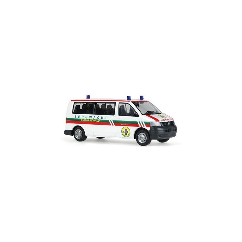Model redukcyjny VW T5 Transporter, skala 1:87, Bergwacht Schwarzwald. Biała karetka z czerwono-zielonymi pasami.